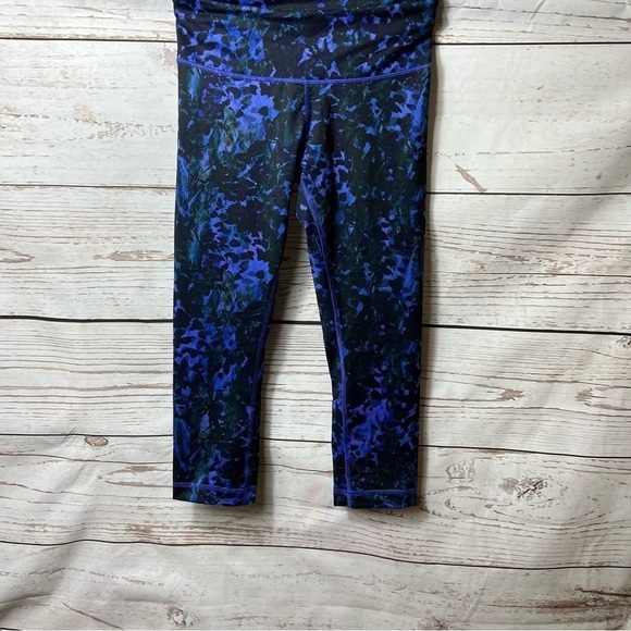Lululemon Wunder Under Crop II *Full-On Luon
Floral Sport Backdrop Iris Flower - Picture 5 of 9